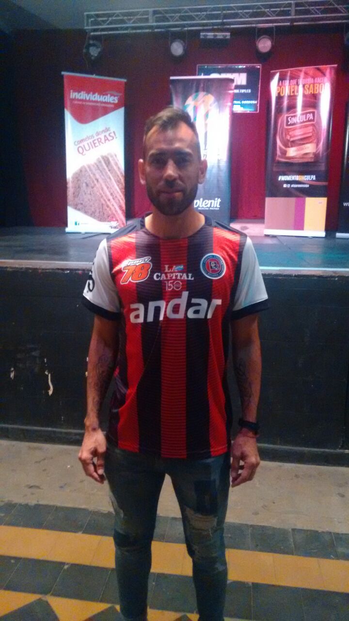 El "Chelito" Delgado posa con la camiseta de Central Córdoba